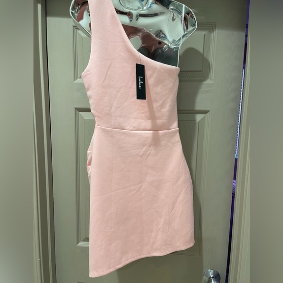 Lulu’s pink One shoulder dress NWT Medium it’s a light pink good material. - Picture 2 of 10